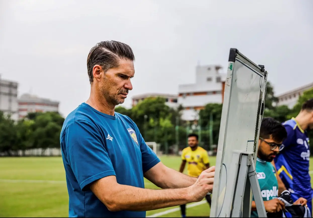 vision-start Abbildung von Thomas Brdarić, Fußballtrainer, stehend auf einem Fußballplatz, schreibend auf Whiteboard, Training, Coaching